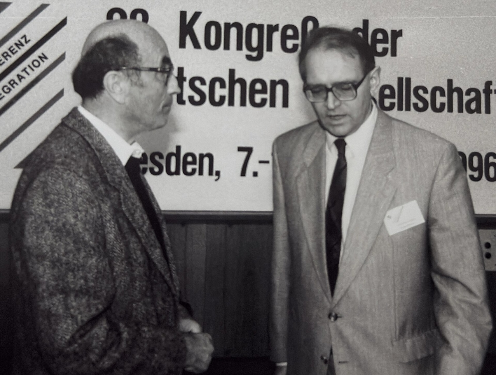 Niklas Luhmann, à gauche, discutant avec Karl-Siegbert Rehberg lors d'un congrès à Dresde en 1996